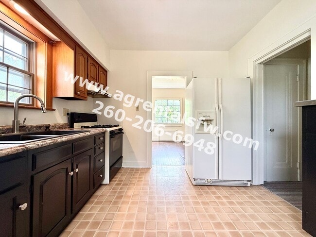 Building Photo - 2 Bedroom House