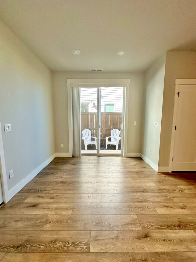 Building Photo - Beautiful 3 bdrm end unit townhome with side yard available in Petrosa.