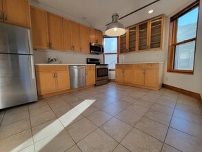 Building Photo - Charming Vintage Second Floor Duplex with In-Unit Laundry in Heart of Oak Park