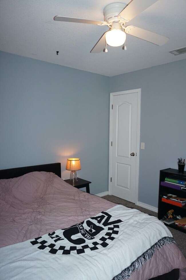 Building Photo - 3/2 in the Heart of Navarre