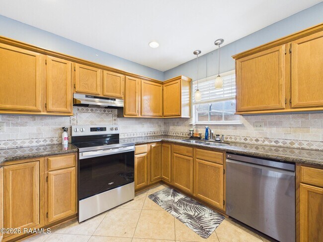 Building Photo - 115 La Rue Vil