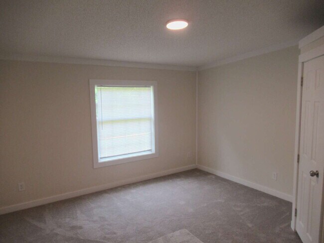 Building Photo - Beautifully Updated Home with Dual Owner S...