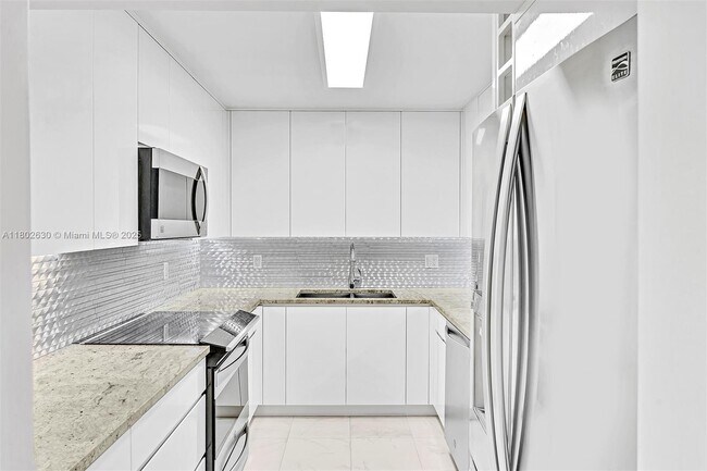 Building Photo - 2500 Parkview Dr