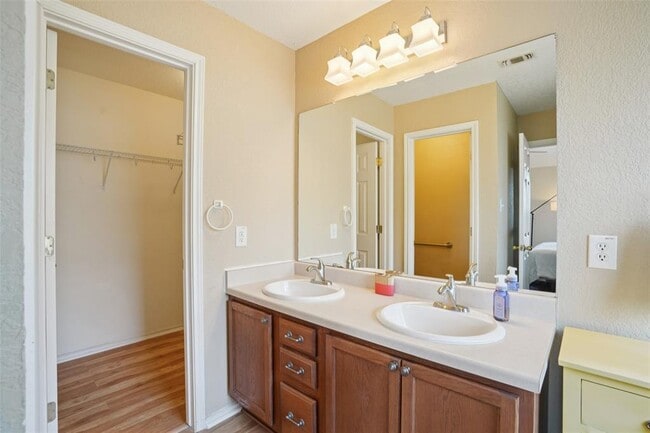 Building Photo - 410 S Water Ln