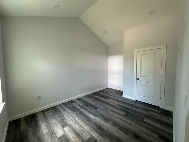 Building Photo - 534 N Raphael Rd