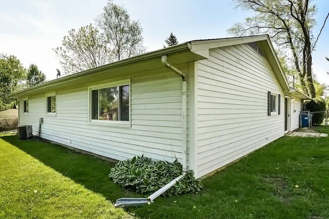 Building Photo - 1571 Birch Ave