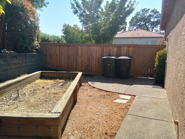 Building Photo - Gated: Single Story Heritage Oaks 3 Bedroom Plus Office/Den 3 Car Garage with lots of built in fo...