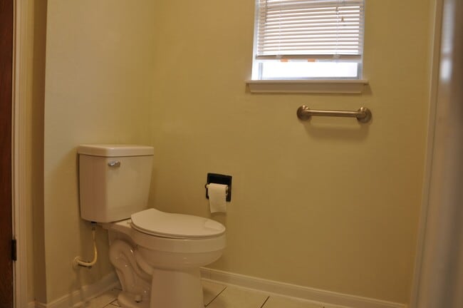 Building Photo - 16454 Hickory Knoll Dr