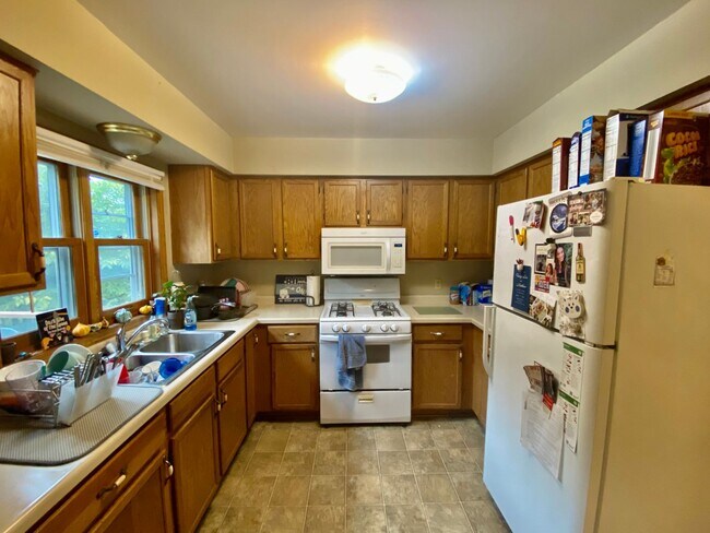 Building Photo - Gorgeous BIG 5BD/3BA House near the U of M...