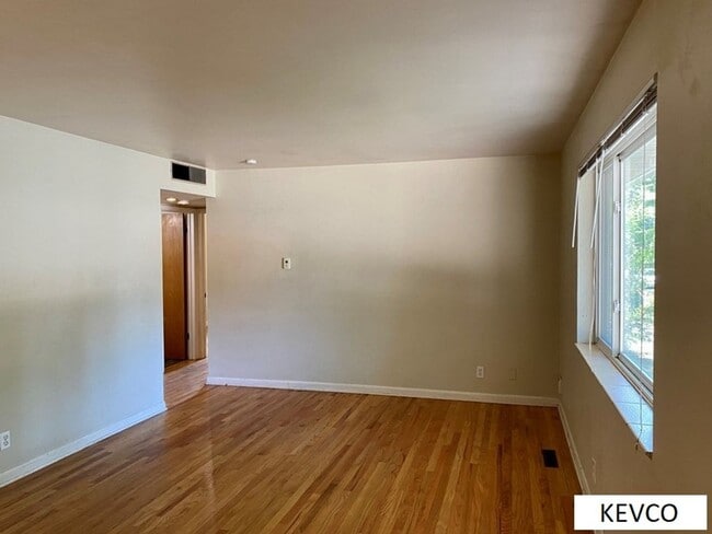 Building Photo - Great Three Bedroom, Close to Everything!