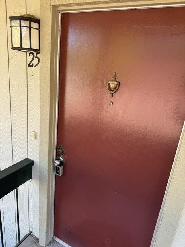 Building Photo - 1070 Mercedes Ave