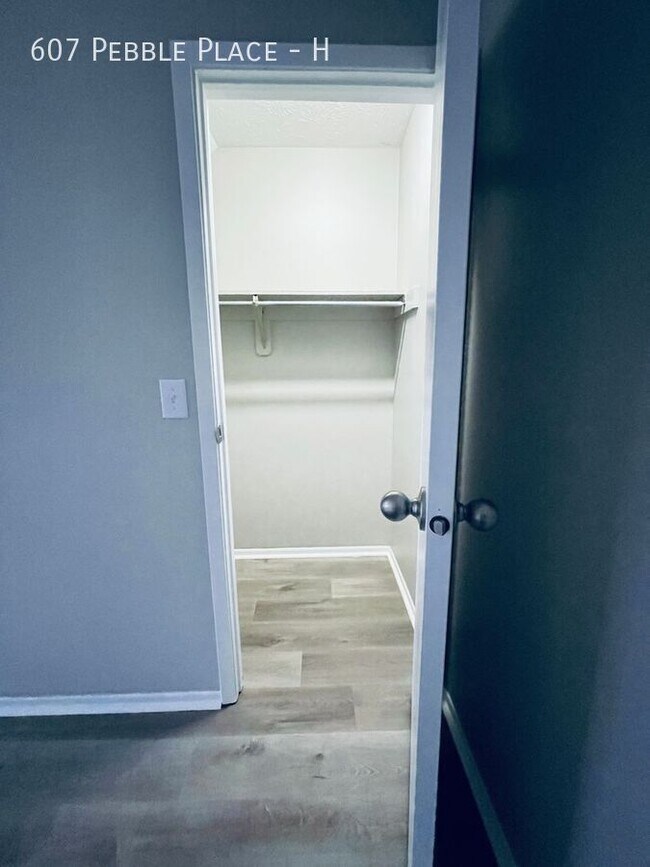 Building Photo - 607 Pebble Pl Dr