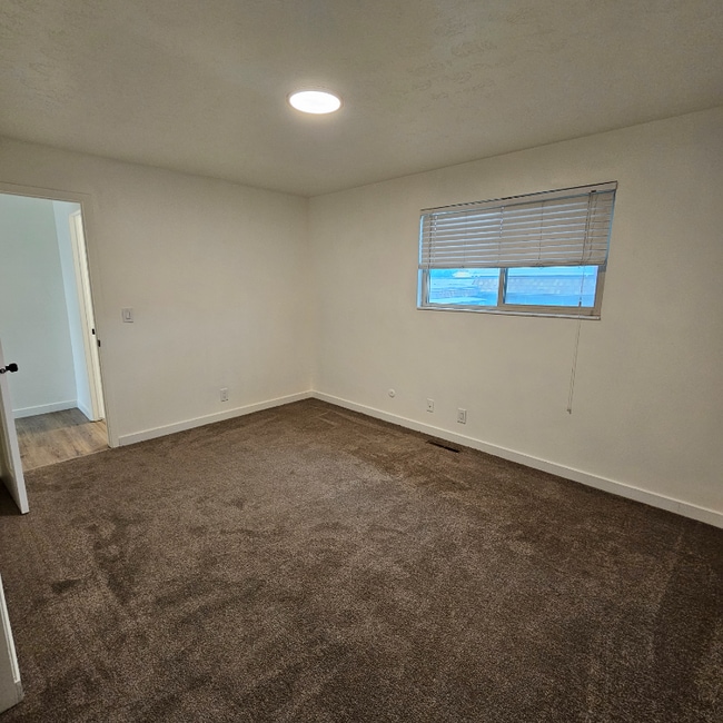 Building Photo - 922-928 E Fairclough Dr