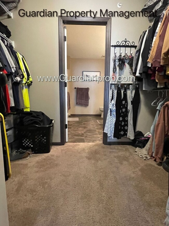 Building Photo - Lakeville 2 Bedroom Town Home, 2 Car Garage, 2.5 Baths, Washer/Dryer, Available April