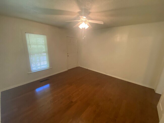 Building Photo - Big kitchen. Fenced yard. Walltown location. Under $1,300.