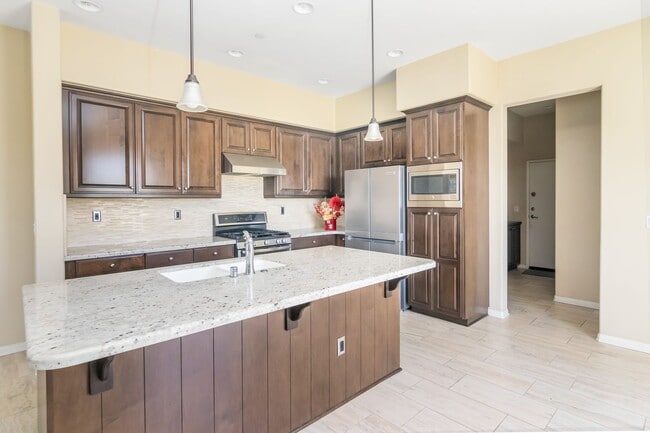 Building Photo - Updated 4-Bedroom Townhouse in Prime Porte...