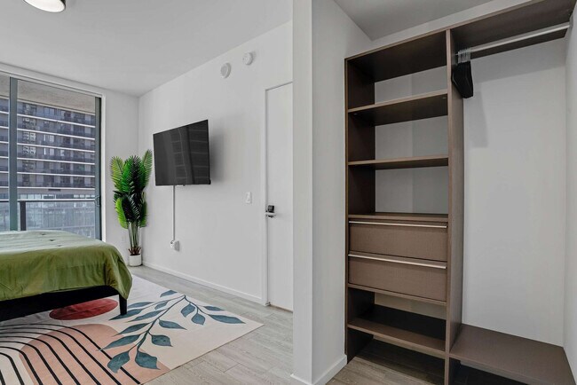 Building Photo - 404 NE 2nd Ave