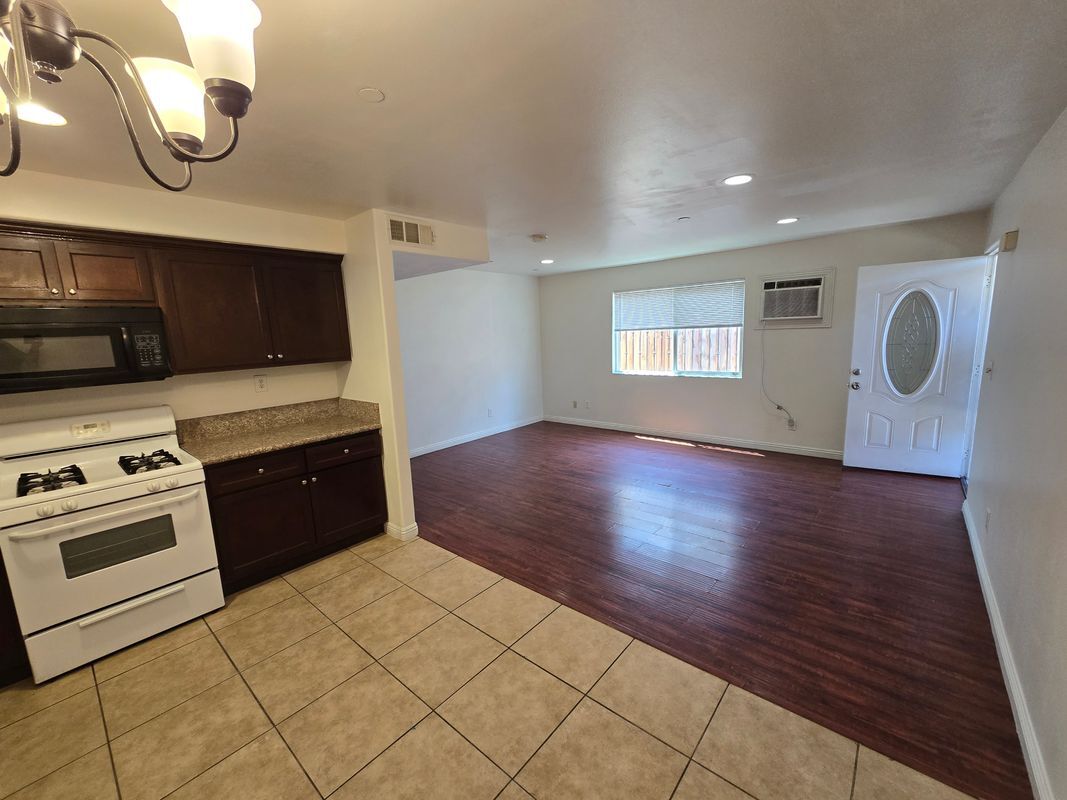 Building Photo - 10218 San Pedro St