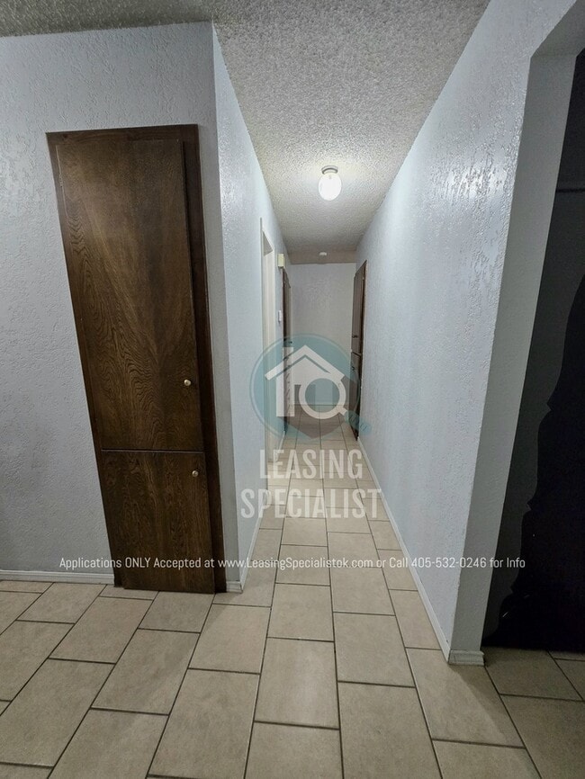 Building Photo - Charming Yukon 3 Bed 2 Bath Home