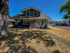 Building Photo - Classic Craftsman Charm in Central Salem! Versatile 5-Bedroom Home