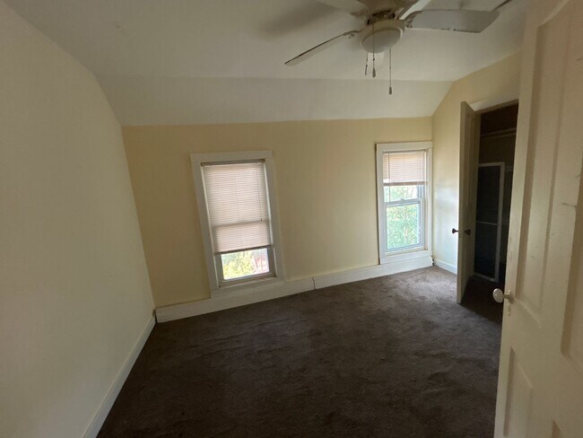 Building Photo - 526 Winslow Ave