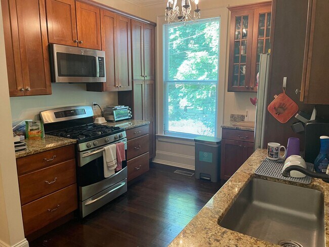 Building Photo - Lovely first floor 2 bedroom unit