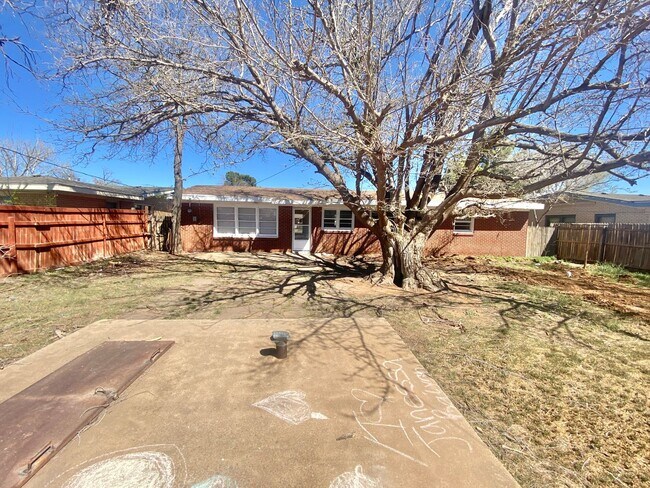 Building Photo - Newly remodeled 3 bed 2 bath now available (furniture incl.)