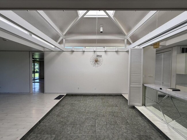 Building Photo - 575 Belvedere Dr