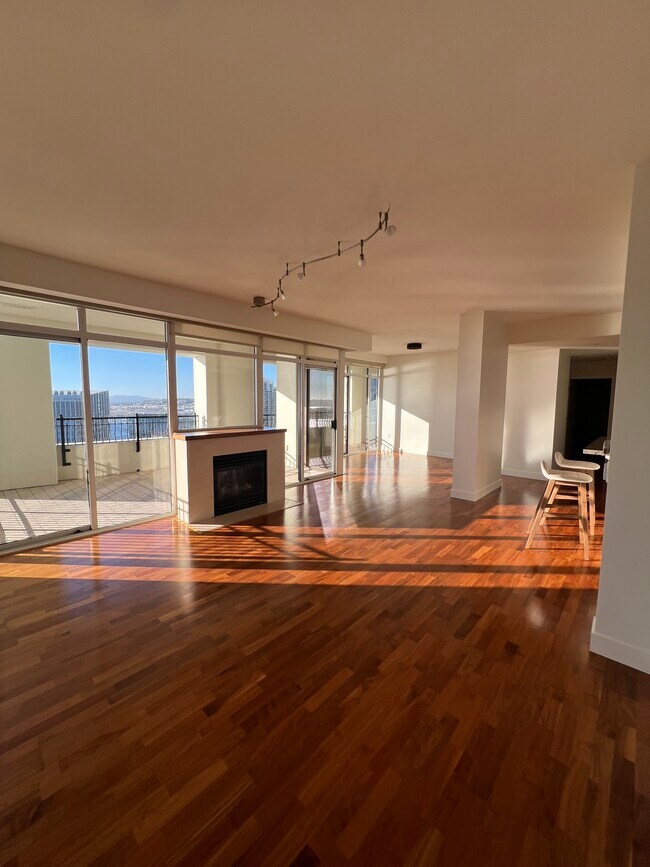 Building Photo - 700 W Harbor Dr