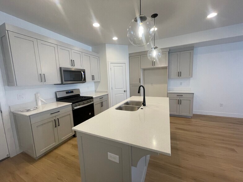 Building Photo - 2671 E Wake Forest Ln