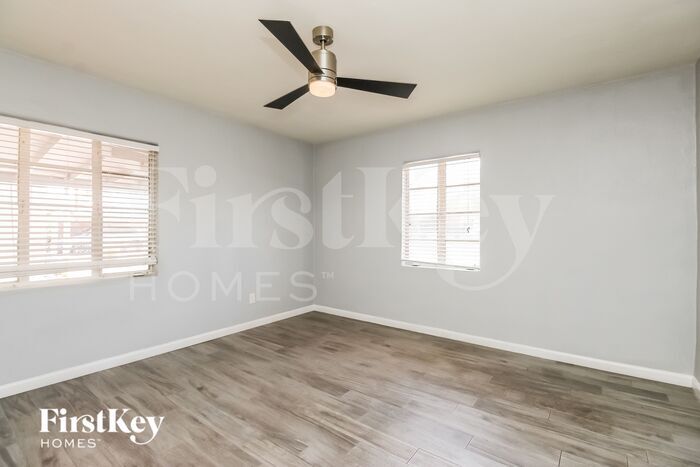 Building Photo - 2417 E Earll Dr