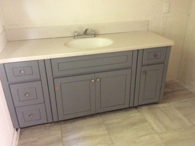 Building Photo - 2 bedroom home available in Rockford