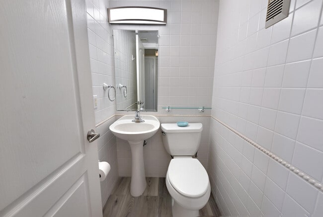 Building Photo - 1605 S US Hwy 1