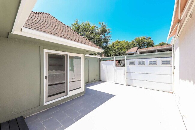 Building Photo - Modern 3 Bed / 2 Bath Turnkey Home with Exceptional Amenities!