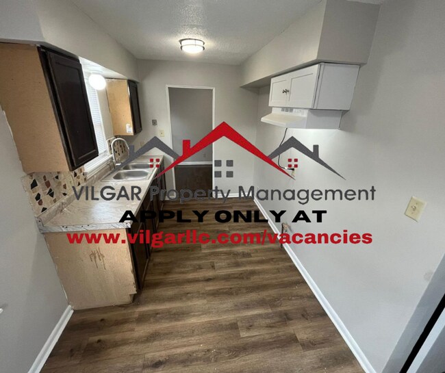 Building Photo - Gorgeous 3 spacious bedrooms, 1 attractive...