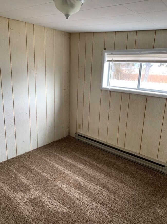 Building Photo - Engle-House in Polson with Large yard