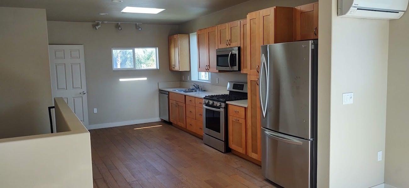 Kitchen & dining area - 1177 Nelrose Ave