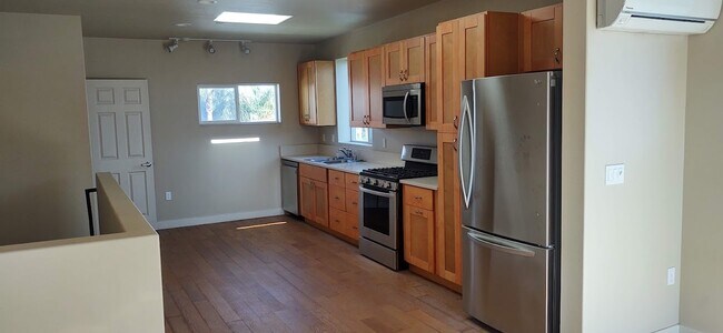 Kitchen & dining area - 1177 Nelrose Ave