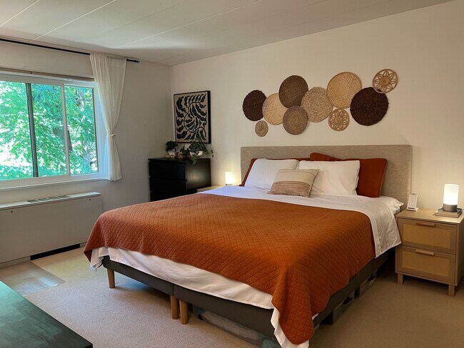 Building Photo - 4800 Chevy Chase Dr