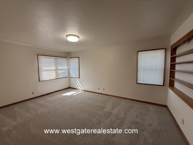 Building Photo - 427 Corona Rd