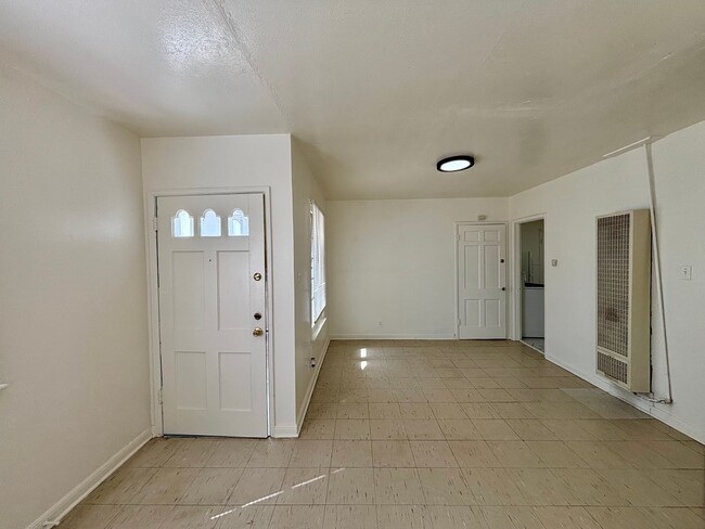 Building Photo - 1 Bedroom Home with Large Backyard on North Loop!