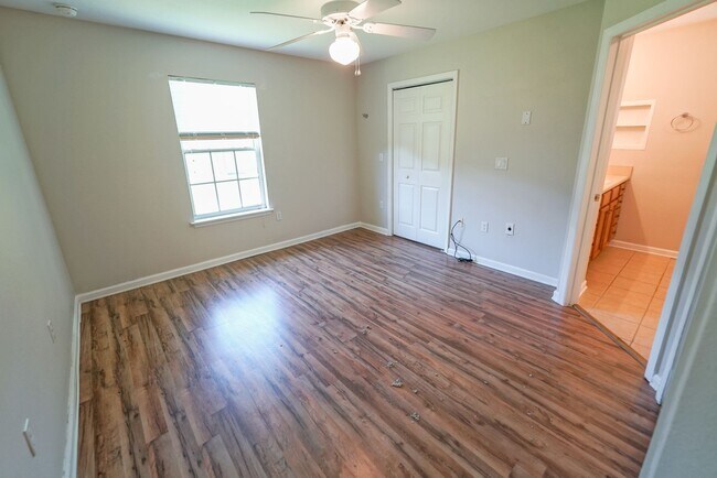 Building Photo - UPDATED 2 Bed / 2 Bath with LOFT in Summer...