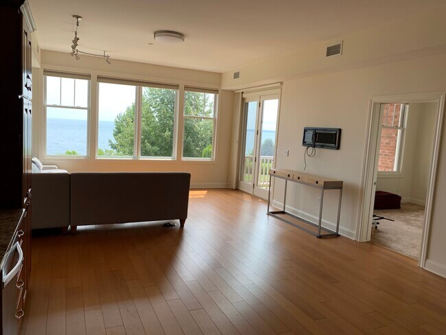 Building Photo - 540 S Lakeshore Blvd