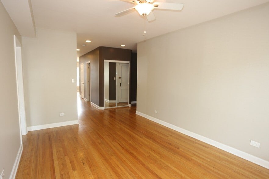Building Photo - 5208 N Sawyer Ave