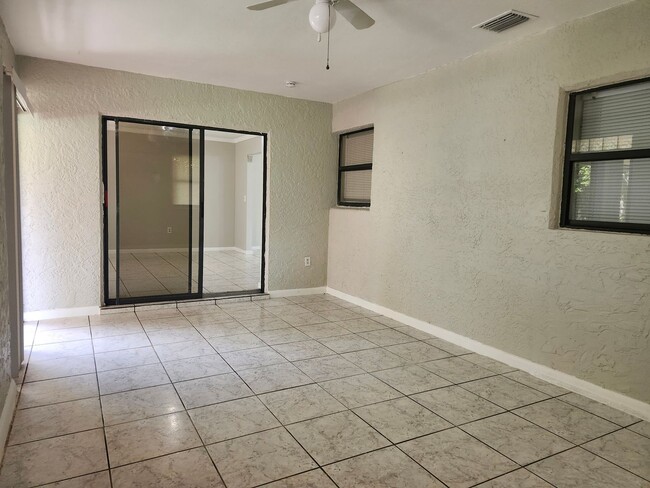 Building Photo - Single Family 3 bedroom 2 bath Must See