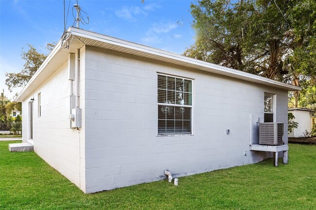 Building Photo - 917 8th Ave S