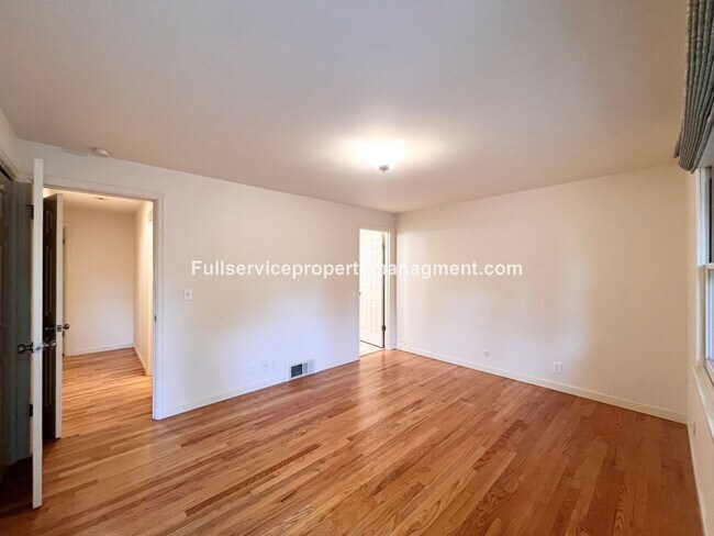 Building Photo - Beautiful Mercer Island Home with Private Hot Tub Pavillion & Spacious Floor Plan