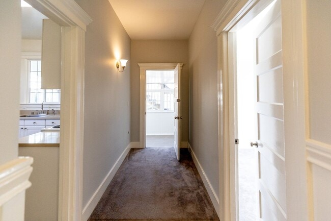 Building Photo - Large updated 2 bedroom, walk to Downtown,...