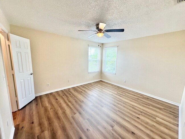 Building Photo - Beautiful 4BR/2.5BA Water View Home - Deer Hollow in the Deerfield Community!