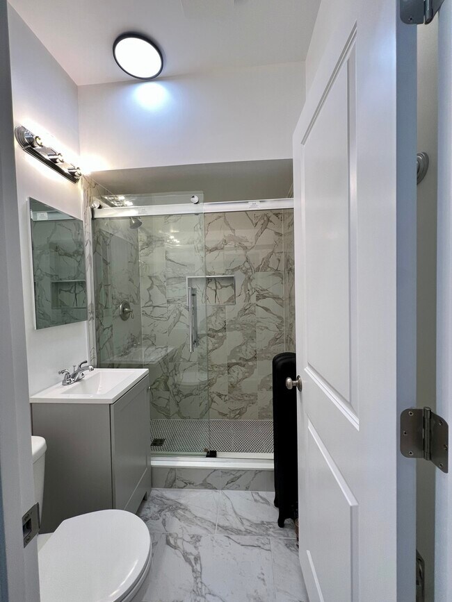 Building Photo - 1701 W Albion Ave